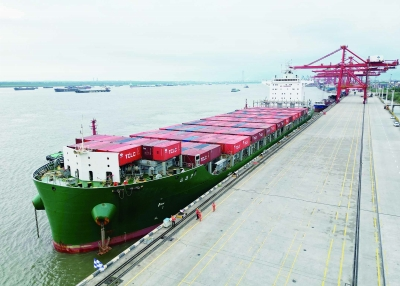 南京港成功靠泊最大内贸集装箱船 "江远集2"轮，为客户带来全新物流履历